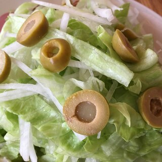 レタスと大根とオリーブのサラダ